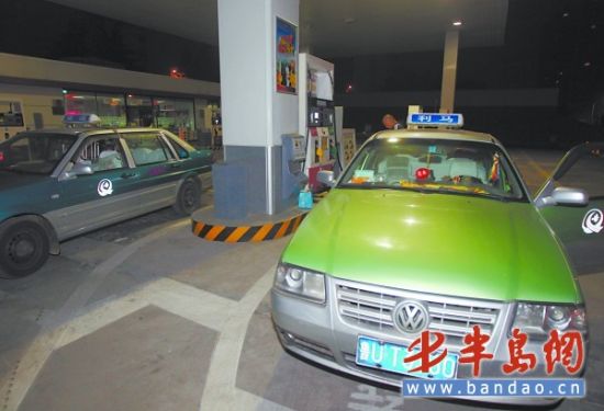 8日11时许,福州路一中石油加油站内,有两辆出租车在等待油价调整