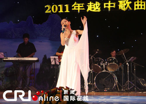 越南选手黄丽娟凭借演唱中文歌曲《月亮代表我的心》获一等奖越南广宁