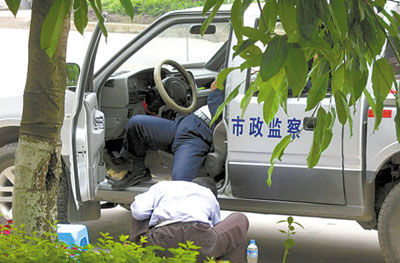 男子坐警车内伸出双脚享受路边妇女擦鞋组图