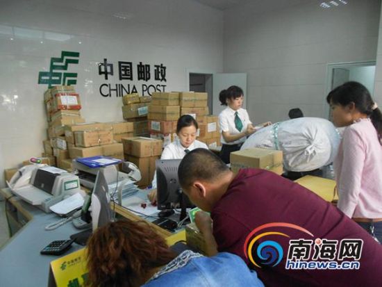 春节临近邮寄年货增多 三亚邮局快递繁忙[组图]