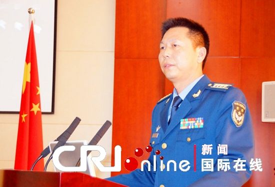 "飞豹雄师"师长刘文起大校,向26国驻华武官介绍情况 .申进科 摄