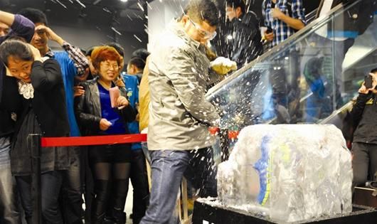 图文:砸冰夺鞋