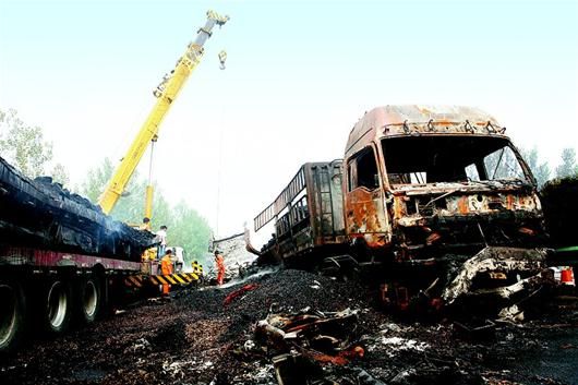 图文:宁洛高速发生连环交通事故