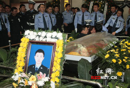 > 正文  (湖南省交警总队高支队潭邵大队娄底中队民警李晓峰.