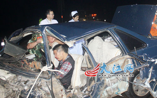 快速通道路中掉头 江西九江一小车撞上后八轮(图)_新浪新闻