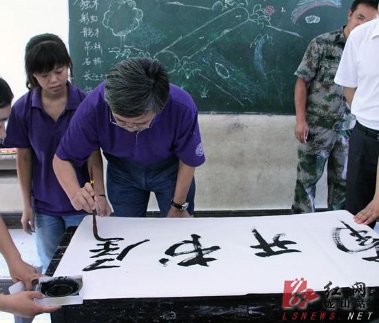 委员龚克(右)与县委副书记陈向晖为贾坝乡岩门口小学的"南开书屋"揭牌