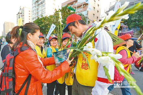 逾千人走上臺北街頭 控訴藍綠陣營拖垮臺灣(圖)