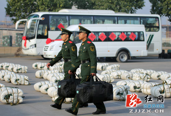 武警张家界市支队迎新兵下连队伍注入新鲜血液组图