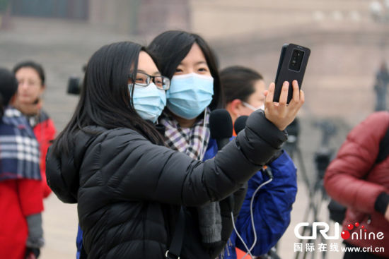 全國政協會議開幕撞霧霾 記者戴口罩採訪聚焦空氣治理(組圖)