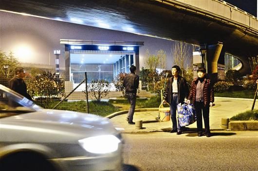 图文:岳家嘴地铁站让人犯迷糊