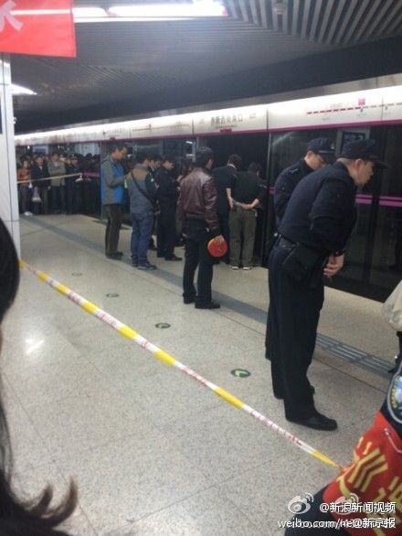 北京地铁5号线被门夹女孩抢救无效死亡组图