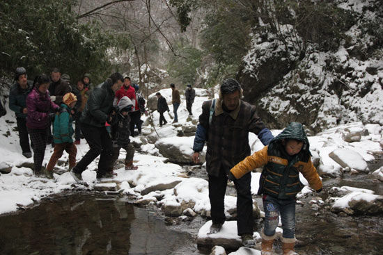 1月29日,陕西汉中镇巴县观音镇八角庙村,22名学生需爬山,过河,经过4