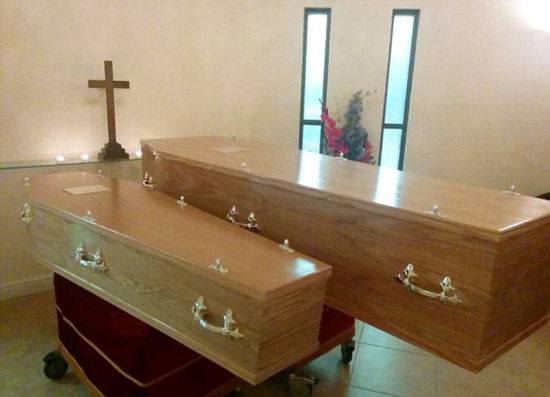 前英国最高男子去世家人为其定制10人抬大棺材组图