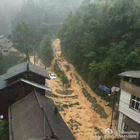 贵州省黔东南州雷山县26日晚间遭到暴雨袭击并引发洪涝灾害,导致县城