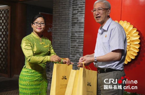 中缅友协会长耿志远向十四中教师意莱温赠送纪念品缅甸传统舞蹈中缅友