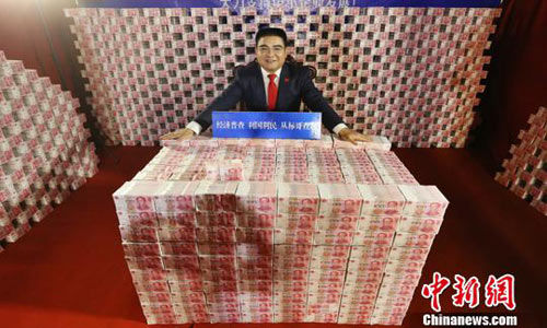 陈光标摆出16吨百元人民币,有一种令人生理反感的粗鄙
