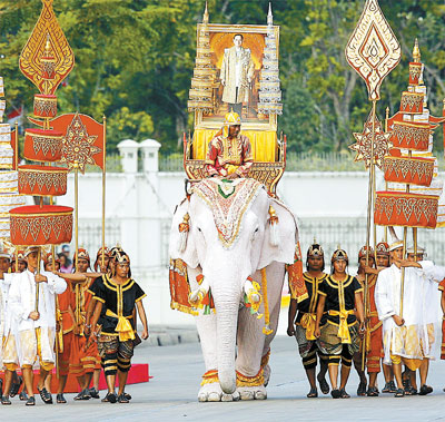 依照泰国传统,白象被视作圣物,只有在圣君年代或是国家大喜之时才会
