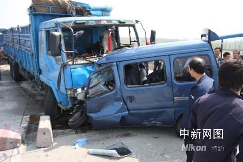 一輛麵包車與一輛大貨車相撞,當場造成麵包車上7人死亡,1人受傷