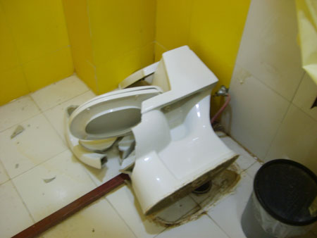 马桶翻倒伤房客宾馆不承担医疗费