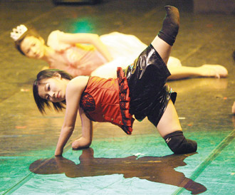 台残疾人演艺团体纪实截肢天使乐观舞人生图