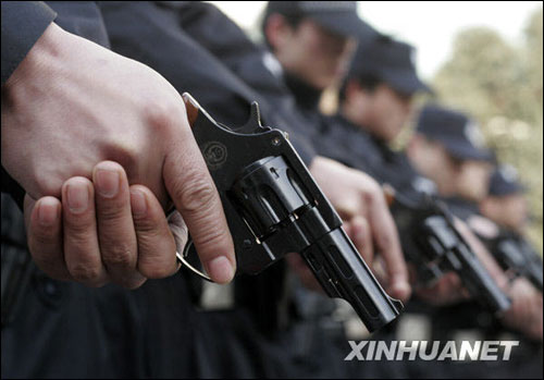 洛阳警方装备国产9毫米警用转轮手枪(组图)