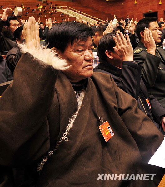 新华社记者 格桑达瓦 摄1月19日,西藏自治区人大常委会主任列确宣布