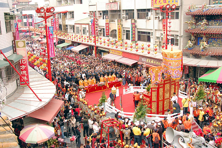 臺灣大甲媽祝壽大典萬人空巷 蕭萬長行三跪九叩禮