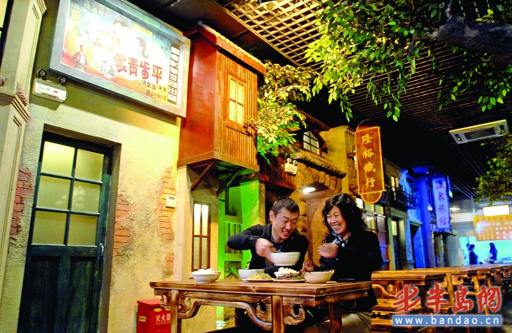 劈柴院风情馆昨起试营业 市民吃饭还可看大片