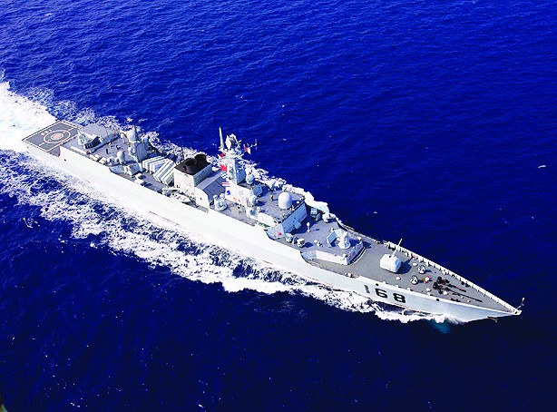 航拍"广州"号导弹驱逐舰.