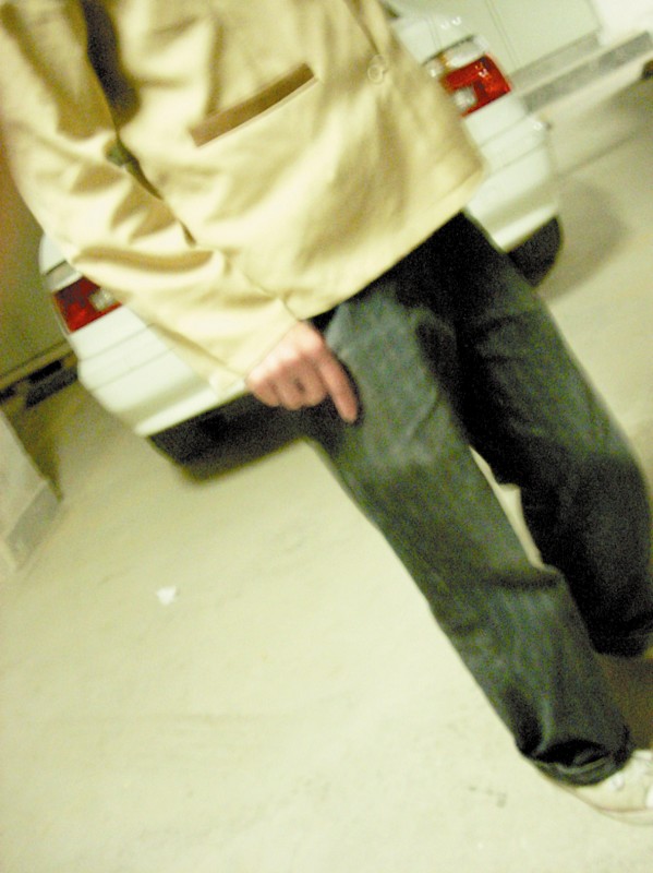 腿瘸背驼 称职保洁员被"炒" 影响小区形象?