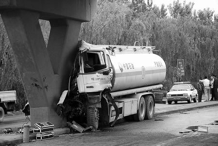 油罐车撞上路桥柱造成1死1伤(图)