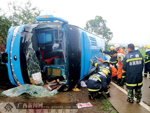 ga2605"中巴车在行驶至来宾市桥巩乡那莪村路段时发生左侧翻交通事故