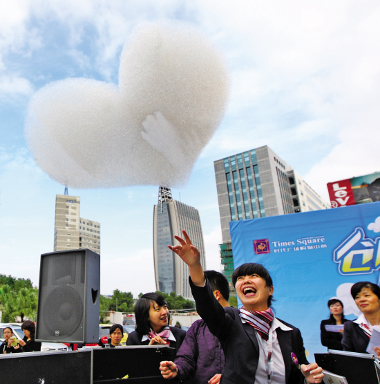 昨天下午,市区时代广场特意搬来了"造云机,让市民体验人工造云的乐趣