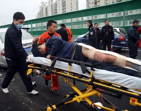 女青年驾车失控撞人2死8伤 疑为在校大学生