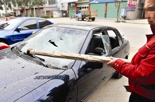 4名蒙面男子凌晨将村主任轿车砸烂图