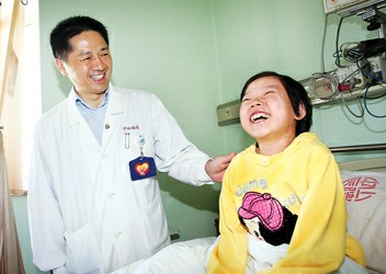 今天上午,小晨晨出院时见到为她手术的樊嘉教授,高兴地连连道谢 楼