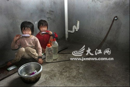 (图片来源:大江网)物管人员为被锁女童解开铁锁链(图片来源:大江网)据