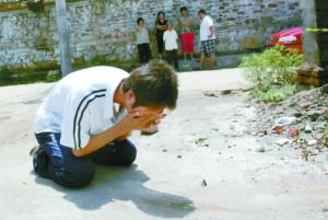 2008年7月3日，死者儿子王彪跪在父亲死去的地方痛哭。本报资料图片 周晓东 摄