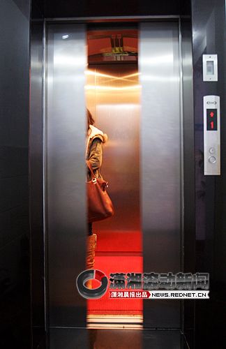 1月17日下午,芙蓉中路旁某商务酒店发生故障的电梯已恢复正常.