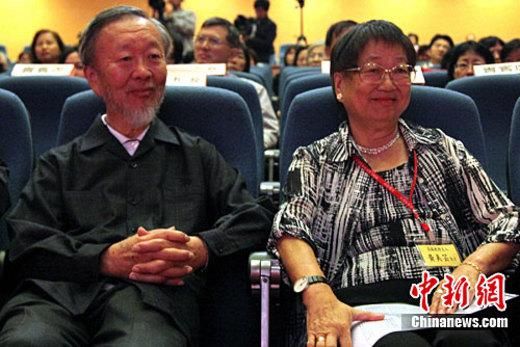 资料图:诺贝尔物理学奖得主高锟及妻子黄美芸.中新社记者 关向东 摄