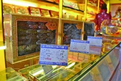 一家海参专卖店里一斤海参售价已经达到近2万元。本报记者 赵伟 摄