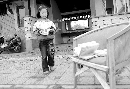 7岁女孩跟爷爷住公厕续:关注过多令其不适