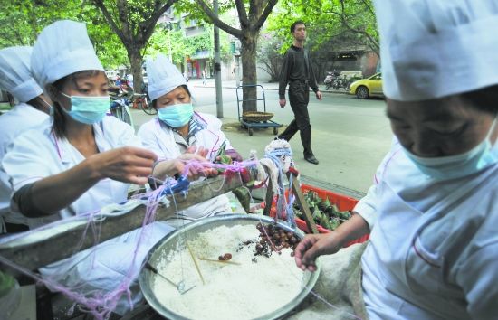 在马鞍东路"杨婆婆鸡汤粽子"店