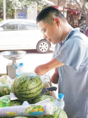 断臂卖瓜郎成网络红人称希望靠自己过日子 -大千世界-杭州网