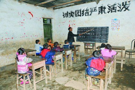 酉阳桃花源镇白云小学,老师在简陋的教室给孩子上课.