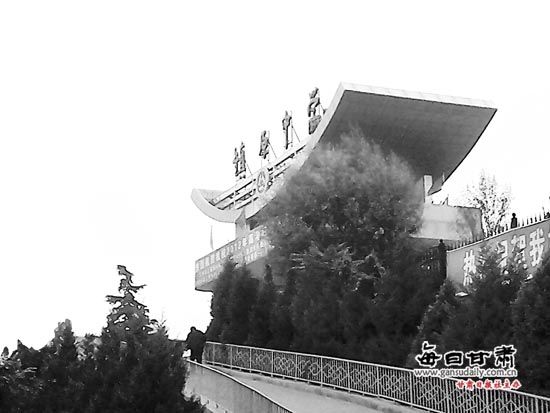 镇原一中高中生两次割腕事件调查镇原一中年仅17岁的高一学生刘石,在