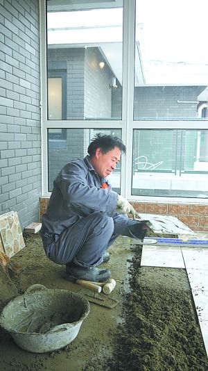 瓦工月薪7000三年涨幅超1倍全年仅春节休息