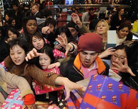 日节礼日,各大商场开门促销,吸引了许多当地人和外国游客彻夜排队抢购