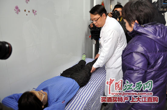 医生为李玉川检查身体.