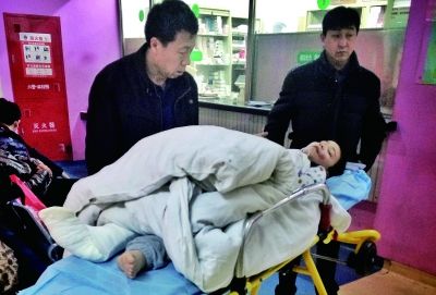 在北京儿童医院,跳楼男孩的腿部已经被打上石膏 摄/法制晚报记者 刘畅